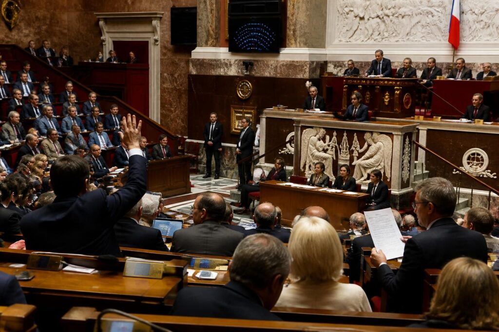 découvrez le fonctionnement de l'assemblée nationale : rôle des députés, processus d'adoption des lois et système de vote expliqués simplement pour mieux comprendre la démocratie.
